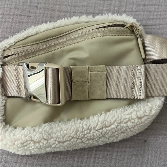 Lululemon Everywhere belt bag Sherpa fleece white ivory - Picture 8 of 8